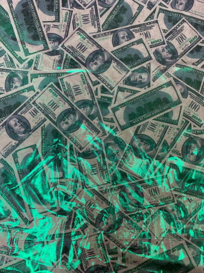 以下が含まれることがあります： 重なり合った100ドル札の模様がついた布のクローズアップ。紙幣は緑と黒のインクで印刷されており、ベンジャミン・フランクリンの肖像画が描かれています。布は質感があり、しわくちゃな外観をしています。