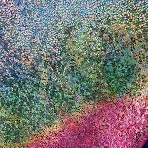 K&ouml;nnte beinhalten: Ein regenbogenfarbener, irisierender Stoff mit einem Rissmuster aus Glas. Der Stoff ist ein Farbverlauf von Blau, Gr&uuml;n, Gelb, Orange, Rosa und Lila.