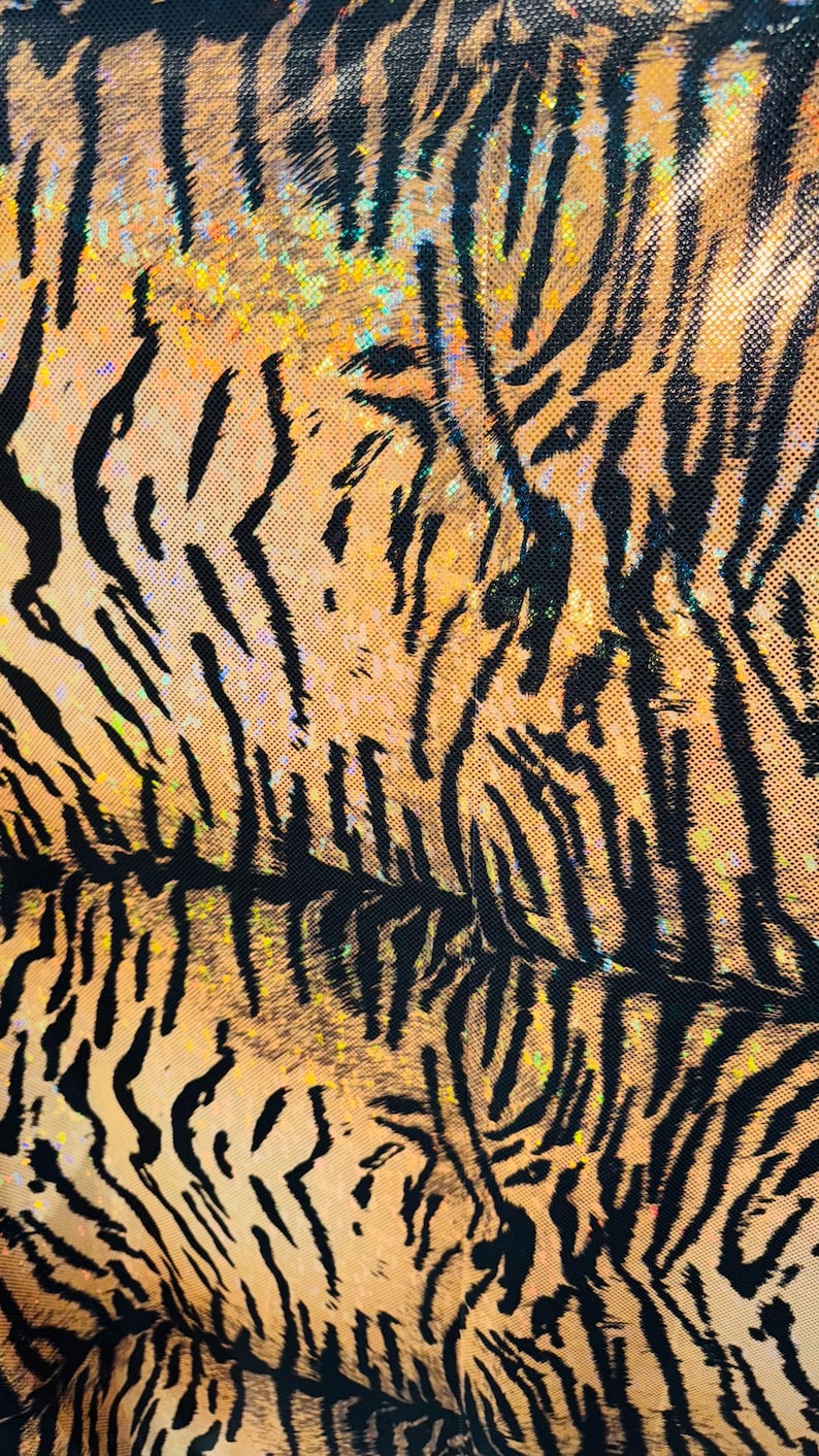 Puede incluir: Primer plano de una tela de estampado de tigre con rayas negras y un fondo naranja brillante.