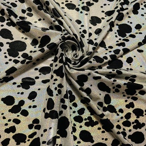 Dalmatisch ontwerp op hologram mistige folie metallic nylon spandex 4-way stretch 58/60&quot; Verkocht per jaar. Verzending wereldwijd vanuit L.A