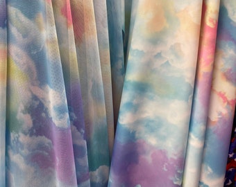 Nuevo diseño celestial con estampado de nubes azules y blancas sobre nailon spandex de gran calidad y malla de nailon elástica en 4 direcciones de 58/60”. Se vende por yarda.
