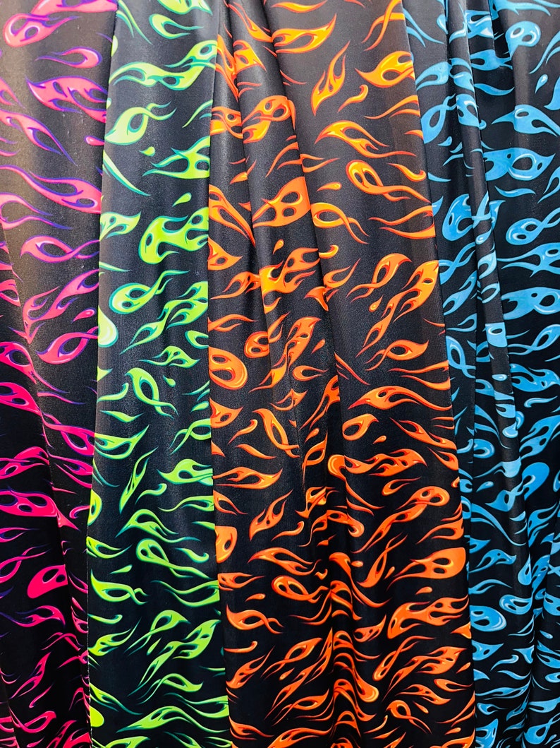 Puede incluir: Cuatro muestras de tela con fondo negro y un patr&oacute;n de llamas en diferentes colores: rosa, verde, naranja y azul.