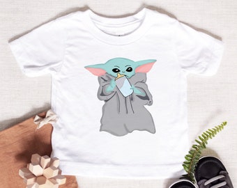 Camiseta gráfica infantil de leite azul, mandaloriano, camisetas infantis de parque temático, roupas de bebê, camisa de bebê, presente de chá de bebê, presente de bebê de cultura pop