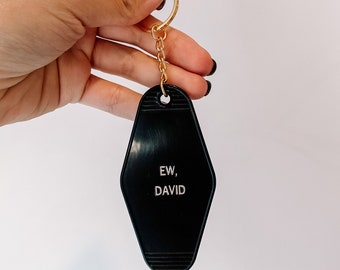 Ew David Motel キーチェーン、手押しのビンテージ スタイル キータグ、ローズバッド キーチェーン、デビッド ローズ、アレクシス ローズ、ギフトのアイデア、ポップ カルチャー キータグ、ギフト