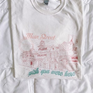 Main Street Greetings Graphic Tee, Main Street USA, Magic Kindom, tshirt DLR, camicie del parco a tema, maglietta grafica nostalgica, t-shirt in stile vintage