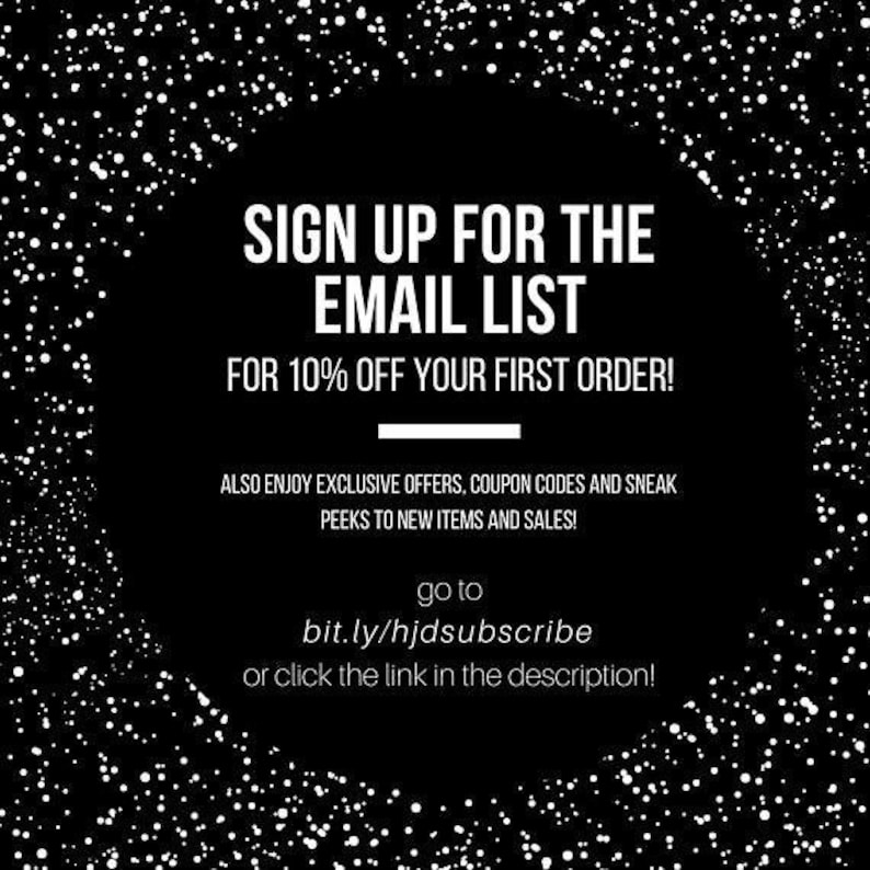Pode incluir: Gr&aacute;fico preto e branco com pontos brancos sobre um fundo preto. O texto diz: "Inscreva-se na lista de e-mail para obter 10% de desconto no seu primeiro pedido! Aproveite tamb&eacute;m ofertas exclusivas, c&oacute;digos de cupom e pr&eacute;vias de novos itens e vendas! V&aacute; para bit.ly/hjdsubscribe ou clique no link da descri&ccedil;&atilde;o!"