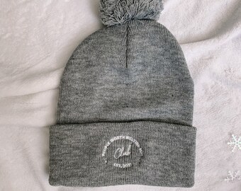 People Worth Melting For Club Beanie, Pom-Pom Beanie, Weihnachtsbeanie, Frozen Beanie, Theme Park Accessoires, bestickte Pom Pom Beanie