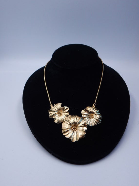 TRIFARI Delicate Flower Necklace - Realistic Detai
