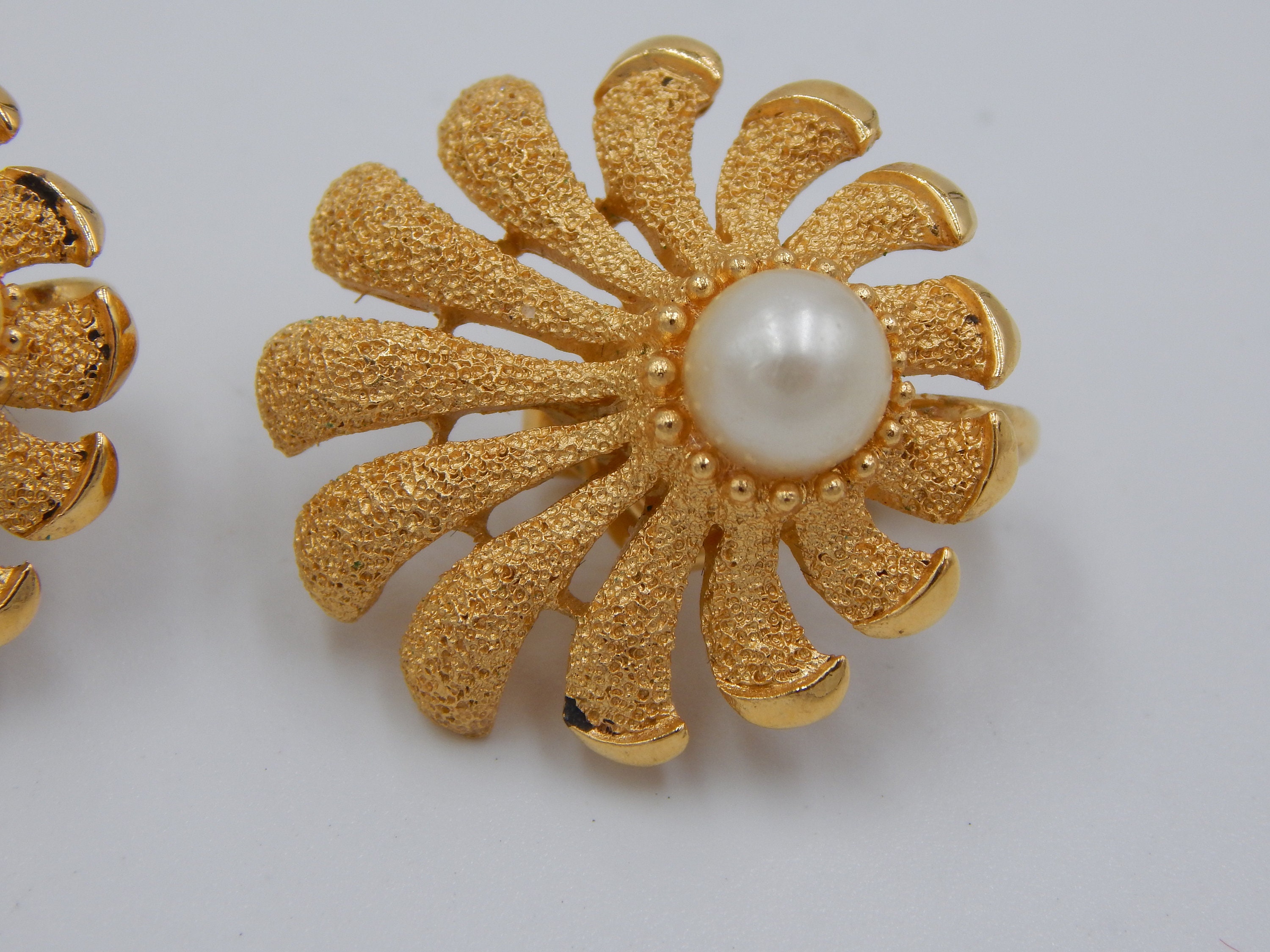 TRIFARI Clam Shell Seashell With Faux Pearl Goddess Worthy - Etsy