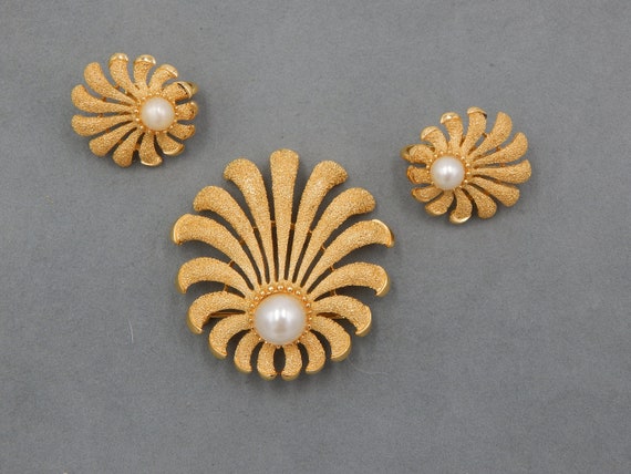 TRIFARI Clam Shell Seashell With Faux Pearl Goddess Worthy | Etsy