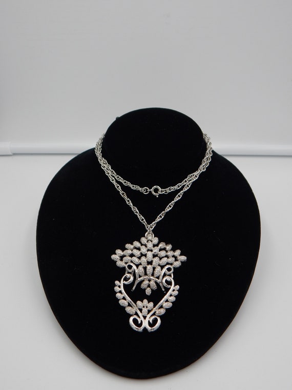 MONET Felice Series Necklace 1975 Book Piece
