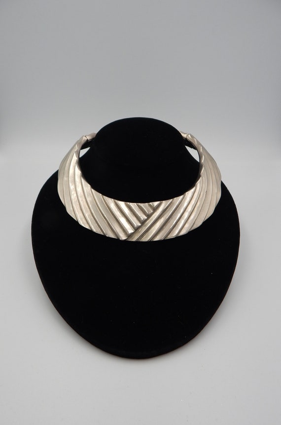 LES BERNARD Geometric Collar Statement Collar Neck