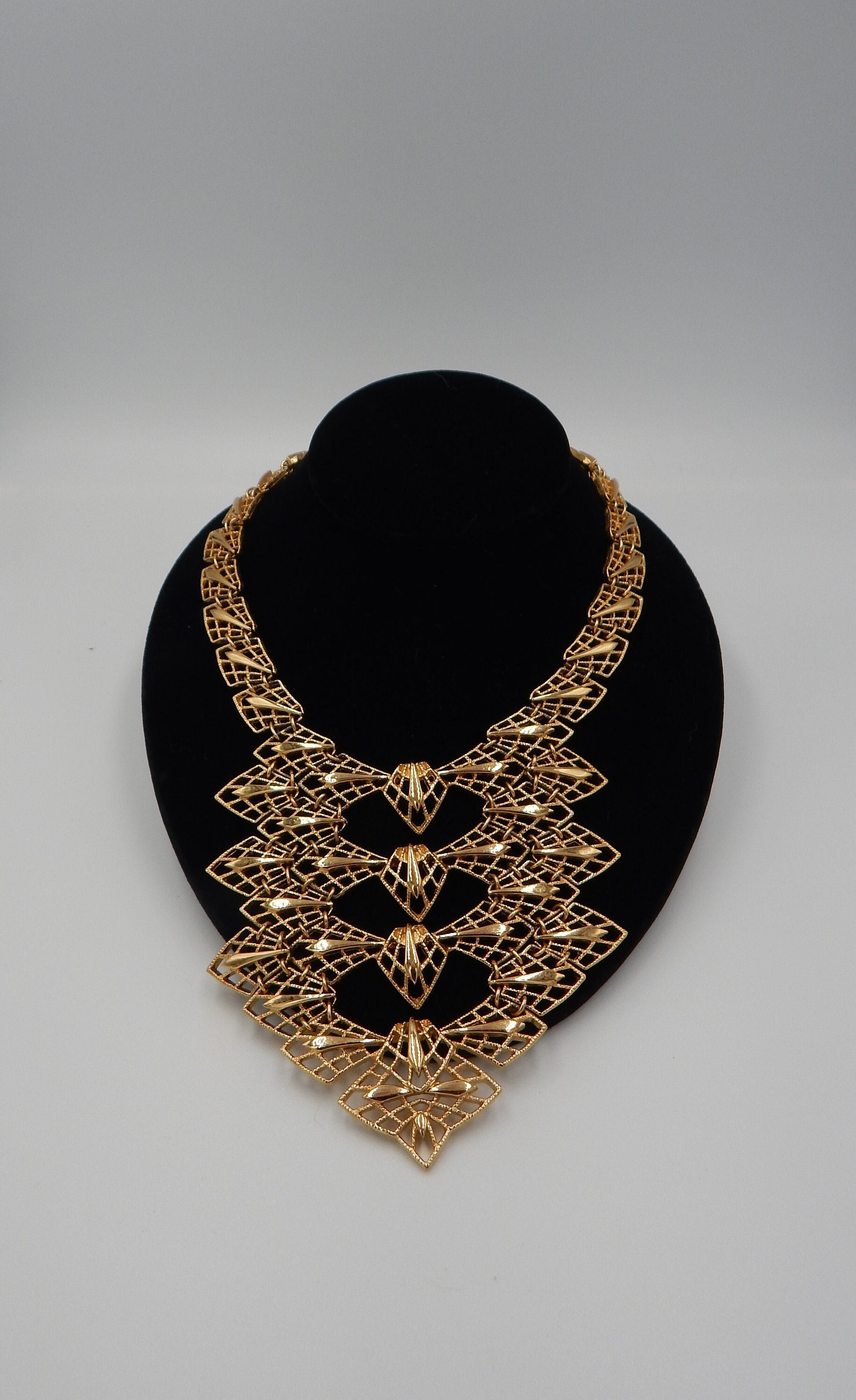 洋書 The Necklace: From Ancient to Present Alexander The Great Pendant - Ancient Gold | MARCOZO