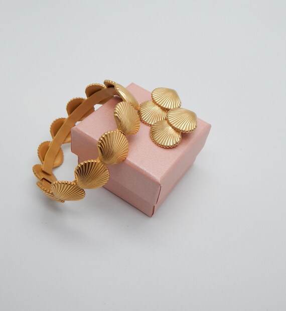 Vintage Whiting & Davis Seashell Clamper Bracelet… - image 1