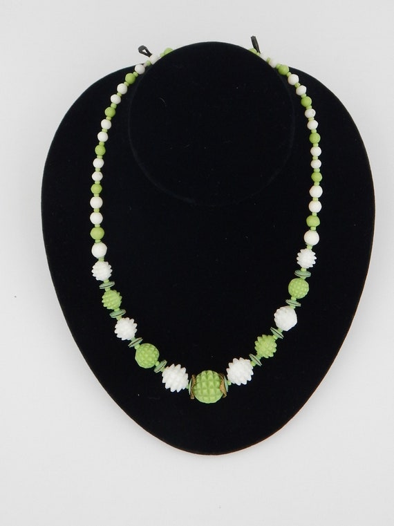 MOLDED GLASS Green and White Beaded Necklace - 195