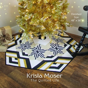 Pode incluir: Uma saia de árvore de Natal dourada com um design geométrico em preto e branco. A saia mede 122 cm por 142 cm. O texto "GILDED CHRISTMAS TREE SKIRT" está na parte superior da imagem. O texto "Krista Moser The Quilted Life" está na parte inferior da imagem.