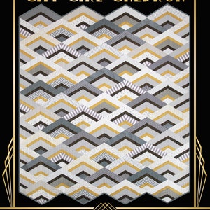 K&ouml;nnte beinhalten: Ein Quiltmuster namens "City Girl Chevron" von Krista Moser, The Quilted Life. Der Quilt zeigt ein Chevron-Muster in Graut&ouml;nen, Schwarz und Gold. Der Quilt ist in zwei Gr&ouml;&szlig;en erh&auml;ltlich: 64 1/2 Zoll mal 74 Zoll und 72 Zoll mal 90 Zoll.