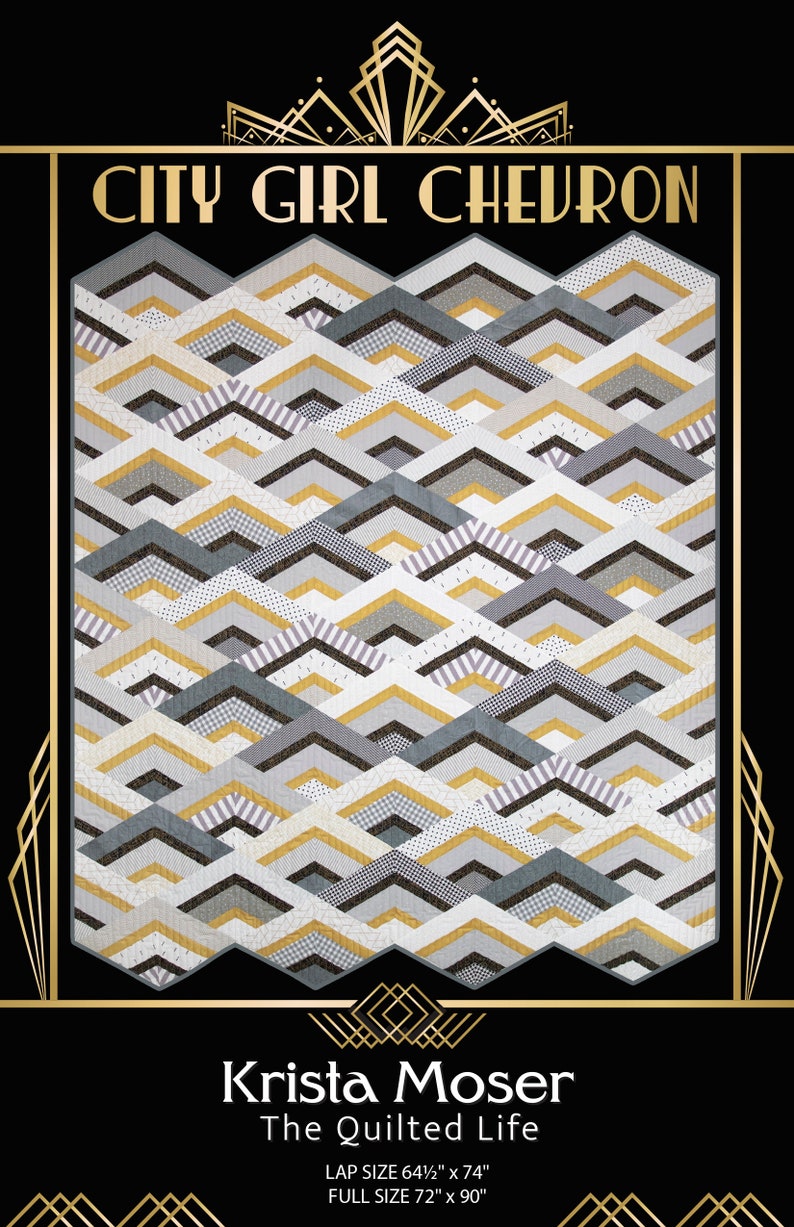 K&ouml;nnte beinhalten: Ein Quiltmuster namens "City Girl Chevron" von Krista Moser, The Quilted Life. Der Quilt zeigt ein Chevron-Muster in Graut&ouml;nen, Schwarz und Gold. Der Quilt ist in zwei Gr&ouml;&szlig;en erh&auml;ltlich: 64 1/2 Zoll mal 74 Zoll und 72 Zoll mal 90 Zoll.