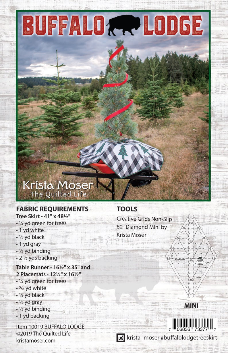 Puede incluir: Un patr&oacute;n de acolchado para una falda de &aacute;rbol Buffalo Lodge. El patr&oacute;n incluye instrucciones para una falda de &aacute;rbol, un camino de mesa y manteles individuales. El patr&oacute;n est&aacute; dise&ntilde;ado por Krista Moser e incluye una regla de acolchado Diamond Mini de 60&deg;.