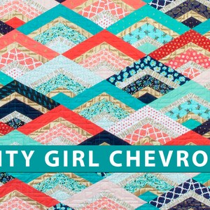 K&ouml;nnte beinhalten: Eine farbenfrohe Chevron-Steppdecke mit einem blaugr&uuml;nen Hintergrund und einem goldenen, roten und wei&szlig;en Chevron-Muster. Die Steppdecke tr&auml;gt den Text "CITY GIRL CHEVRON" in wei&szlig;en Buchstaben auf einem blaugr&uuml;nen Banner.