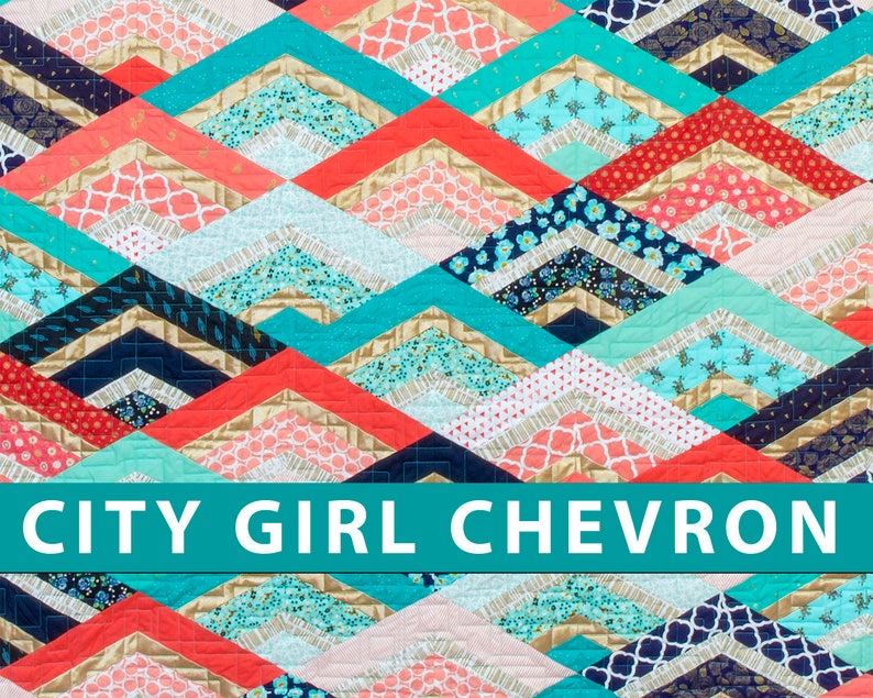 K&ouml;nnte beinhalten: Eine farbenfrohe Chevron-Steppdecke mit einem blaugr&uuml;nen Hintergrund und einem goldenen, roten und wei&szlig;en Chevron-Muster. Die Steppdecke tr&auml;gt den Text "CITY GIRL CHEVRON" in wei&szlig;en Buchstaben auf einem blaugr&uuml;nen Banner.