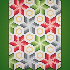 Puede incluir: Un patrón de acolchado llamado "Champagne & Pearls" de Krista Moser, The Quilted Life. El acolchado presenta un diseño geométrico con tela roja, verde, amarilla y gris. El tamaño terminado es de 60 pulgadas por 83 pulgadas.