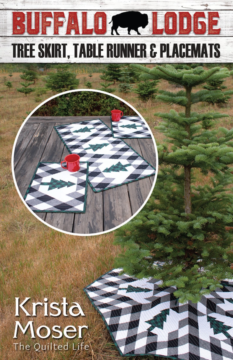 Puede incluir: Una falda de &aacute;rbol acolchada en blanco y negro con &aacute;rboles de pino verdes, un camino de mesa y dos manteles individuales. El texto "Buffalo Lodge" y "Tree Skirt, Table Runner & Placemats" est&aacute; en la parte superior de la imagen. El texto "Krista Moser" y "The Quilted Life" est&aacute; en la parte inferior de la imagen.