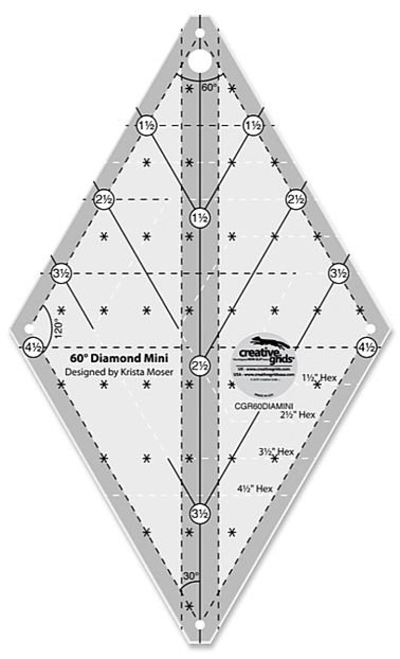 Puede incluir: Una regla de acolchado de diamante de 60&deg; Mini de pl&aacute;stico transparente con marcas para hex&aacute;gonos de 1 1/2", 2 1/2", 3 1/2" y 4 1/2". La regla est&aacute; dise&ntilde;ada por Krista Moser y forma parte de la l&iacute;nea de herramientas de acolchado Creative Grids.