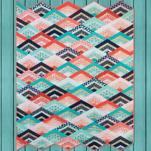 K&ouml;nnte beinhalten: Ein Quiltmuster namens "City Girl Chevron" von Krista Moser. Der Quilt besteht aus bunten Chevron-Formen in den Farben Rosa, T&uuml;rkis, Blau und Schwarz. Die fertige Gr&ouml;&szlig;e des Quilts betr&auml;gt 72 Zoll mal 90 Zoll.