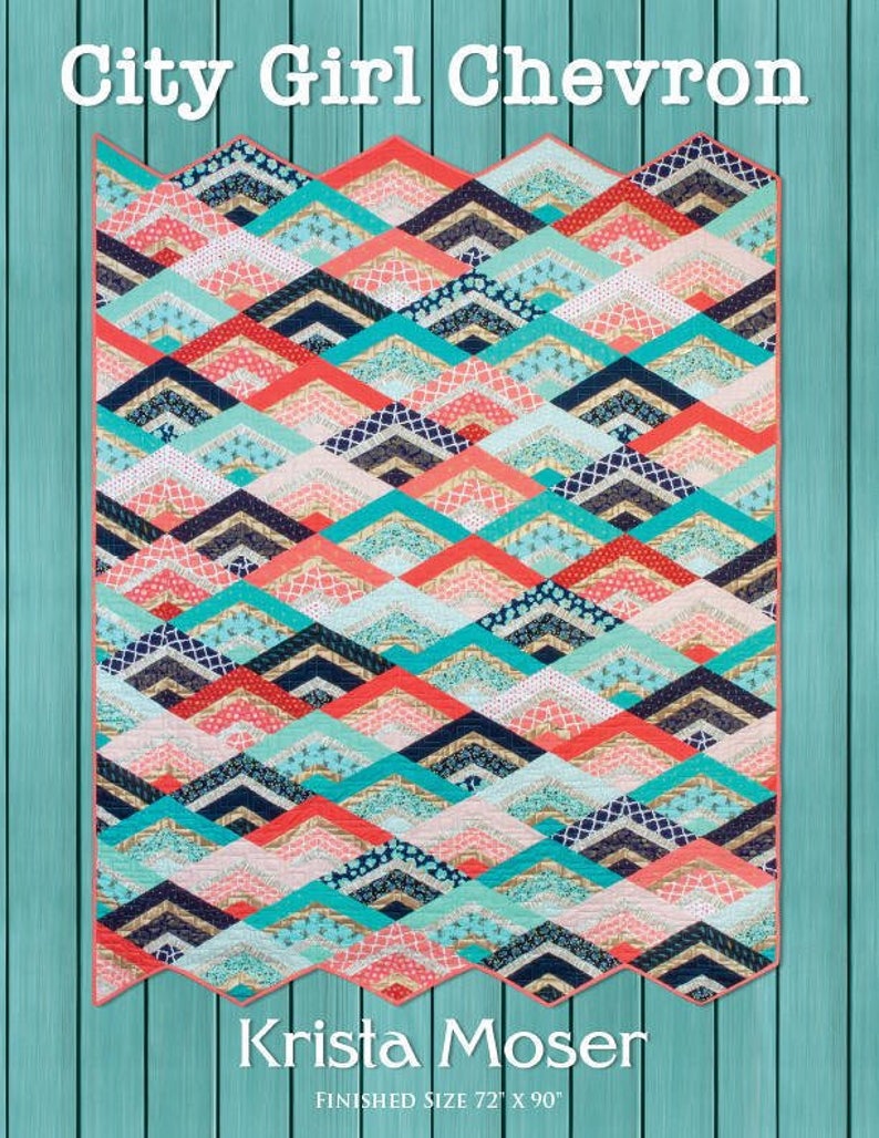 K&ouml;nnte beinhalten: Ein Quiltmuster namens "City Girl Chevron" von Krista Moser. Der Quilt besteht aus bunten Chevron-Formen in den Farben Rosa, T&uuml;rkis, Blau und Schwarz. Die fertige Gr&ouml;&szlig;e des Quilts betr&auml;gt 72 Zoll mal 90 Zoll.