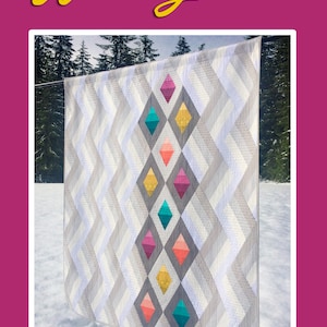 Puede incluir: Una colcha blanca con un patr&oacute;n geom&eacute;trico de diamantes. Los diamantes est&aacute;n rellenos de una variedad de colores, incluyendo rosa, turquesa, amarillo y naranja. La colcha est&aacute; colgada de un tendedero en un paisaje nevado. El texto "Woven Jewelbox" est&aacute; escrito en letras amarillas en la parte superior de la imagen.