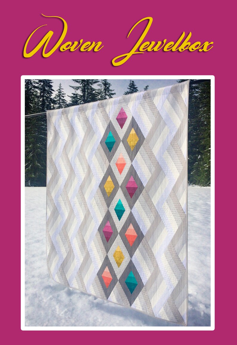Puede incluir: Una colcha blanca con un patr&oacute;n geom&eacute;trico de diamantes. Los diamantes est&aacute;n rellenos de una variedad de colores, incluyendo rosa, turquesa, amarillo y naranja. La colcha est&aacute; colgada de un tendedero en un paisaje nevado. El texto "Woven Jewelbox" est&aacute; escrito en letras amarillas en la parte superior de la imagen.