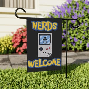¡Bienvenidos, nerds! Bandera de jardín para gamer boy.