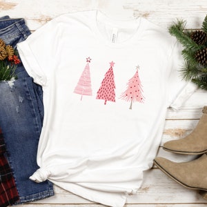Coquette roze kerstbomen, uniseks jersey T-shirt met korte mouwen