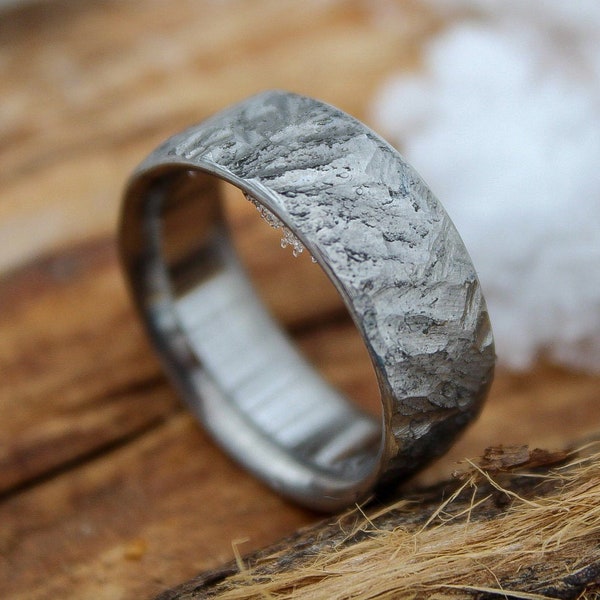 Anillo de titanio martillado, alianza de boda para hombre, acabado rústico envejecido