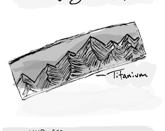 Puede incluir: Una barra rectangular de metal con un diseño de cordillera tallado a mano. El texto dice THE SUMMIT, Titanium, HAND CARVED MOUNTAINS, CUSTOMIZABLE y MTN SERIES. La ilustración está representada en blanco y negro con sombreado gris.