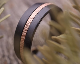 Zirconio con inserto in oro rosa testurizzato - Bordi smussati da 7 mm, Finitura opaca, Anello nero, fede nuziale maschile, Stile rustico, corteccia d'albero, a cupola