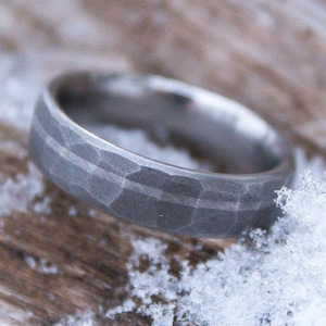 Faceted Titanium with Platinum inlay - 6mm Men&#39;s wedding band, manly ring, sandblasted, hammered texture, grey and silver