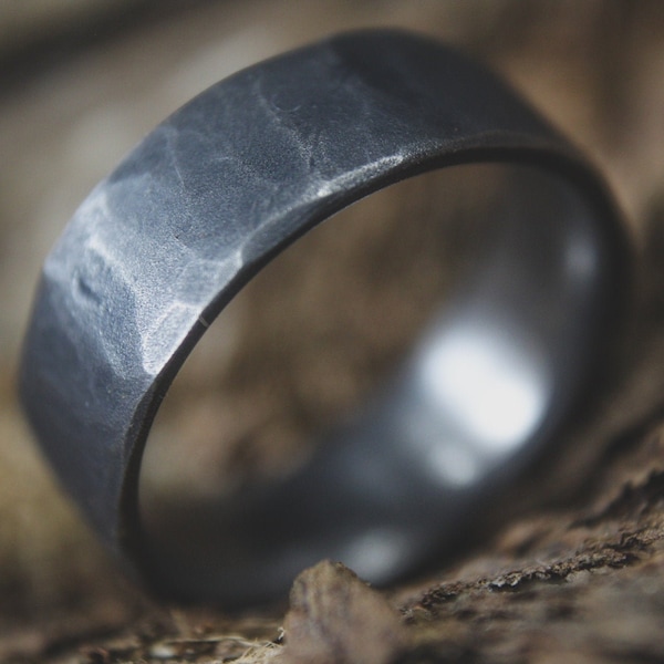 Anillo de titanio martillado oscuro - Alianza de boda para hombre de 8 mm de estilo robusto