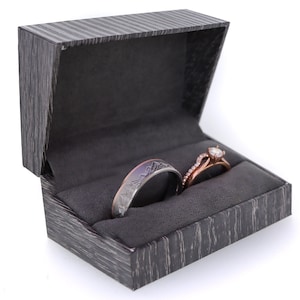 Scatola a doppio anello - Venature in legno, interno in pelle scamosciata, scatola per fedi nuziali, anello singolo, accessori da sposa, grigio, crema, scatola ad anello incernierato
