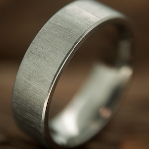 Banda de titanio cepillado - 6 mm, alianza de boda para hombre con cepillado vertical, anillo biselado y texturizado, plata