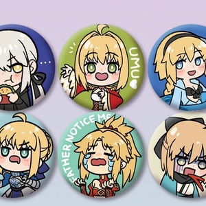 Peut inclure: Six boutons ronds à épingle représentant des personnages d'anime avec différentes expressions. Les personnages sont tous des femmes aux cheveux blonds et portent des tenues différentes. Le texte sur les boutons indique "UMU", "FATHER NOTICE ME" et "HIKK"