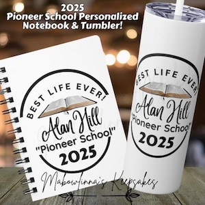 Könnte beinhalten: Ein weißes Notizbuch und ein Becher mit einem schwarzen Kreisdesign. Der Kreis enthält den Text "Best Life Ever!" und "Alan Hill" mit den Worten "Pioneer School" und dem Jahr "2025" darunter. Das Notizbuch hat eine Spiralbindung.
