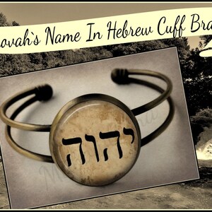 Peut inclure: Un bracelet jonc en or avec un charme rond de couleur crème orné de l'inscription hébraïque du mot "Jéhovah" en lettres noires.