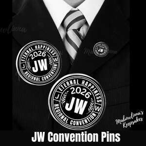Puede incluir: Alfileres de convención JW en blanco y negro. Los alfileres presentan el texto "ETERNAL HAPPINESS 2026 JW REGIONAL CONVENTION" en un diseño circular. Un alfiler es más pequeño y está colocado encima del otro.