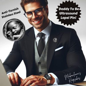 Peut inclure: Un homme en costume et cravate porte une épingle à revers représentant une image d'échographie en noir et blanc. L'épingle est en acier inoxydable anti-ternissement. Le texte "Daddy To Be Ultrasound Lapel Pin!" est dans une forme d'étoile au-dessus de la tête de l'homme. Le texte "Anti-Tarnish Stainless Steel" est dans le coin supérieur gauche de l'image. Le texte "Makowfinna's Keepsakes" est dans le coin inférieur droit de l'image.