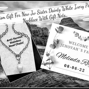 Peut inclure: Un collier de perles d'ivoire blanc avec une chaîne en acier inoxydable. Le collier est emballé dans une boîte blanche avec une image en noir et blanc d'une cascade. La boîte comprend également une carte avec le texte "Baptism Gift For New Jw Sister Dainty White Ivory Pearl Necklace With Gift Note" et "Anti-Tarnish Stainless Steel Chain!" La carte comprend également une petite étoile avec le texte "Jw Baptism Gifts!" La carte comprend également une carte avec le texte "WELCOME TO JEHOVAH'S FAMILY! Melinda Reyes 08-06-22".