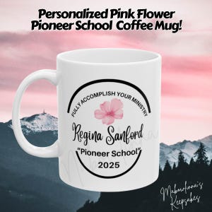 Gepersonaliseerde Jw 2025 Pioneer School roze bloem koffiemok met naam en pioniersschooljaar cadeau Jw pionierszus