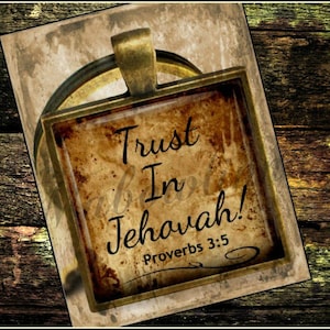 Può includere: Un ciondolo quadrato dall'aspetto antico con sfondo marrone e il testo "Trust in Jehovah! Proverbs 3:5" in lettere nere.