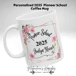Jw 2025 Pioneer School roze bloemen koffiemok gepersonaliseerd met naam en Pioneer School Year, Jw afstudeercadeau